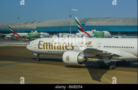 Dubaï, Émirats arabes unis - Dec 9, 2018. Un Boeing 777-300ER d'avion unis roulage à l'aéroport de Dubaï (DXB). DXB est le troisième aéroport le plus occupé dans le monde. Banque D'Images