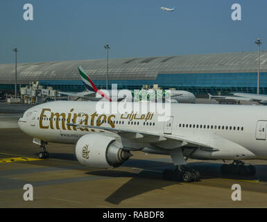 Dubaï, Émirats arabes unis - Dec 9, 2018. Un Boeing 777-300ER d'avion unis roulage à l'aéroport de Dubaï (DXB). DXB est le troisième aéroport le plus occupé dans le monde. Banque D'Images