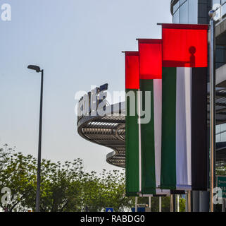 Dubaï, Émirats arabes unis - Dec 9, 2018. Emirats Arabes Unis drapeaux à l'avant du bâtiment moderne de Dubaï. Banque D'Images