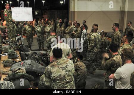 Affectés à des parachutistes XVIII Airborne Corps' Siège et écouter les instructions du bataillon de l'Administration centrale sur la façon de bien préparer leur équipement à Pape Army Air Field, assaut aéroporté N.C. pour le 19 janvier 2017, de formation. La formation est menée afin de garder les parachutistes compétents dans des compétences qui leur permettent d'être en mesure de déployer n'importe où dans le monde. Banque D'Images