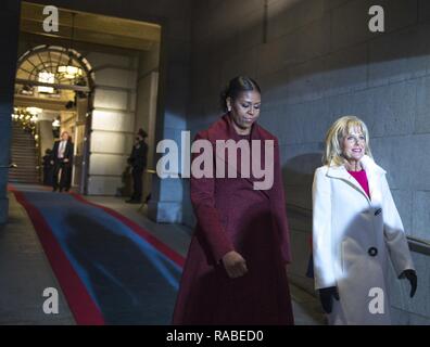 Première Dame des États-Unis Michelle Obama et le Dr. Jill Biden à pied vers la plate-forme lors de la 58e Cérémonie d'investiture à Washington, D.C., le 20 janvier 2017. Plus de 5 000 membres de toutes les branches des forces armées des États-Unis, y compris les réserves et les composants de la Garde nationale, à condition que l'appui de cérémonie et l'appui de la défense aux autorités civiles au cours de la première période. Banque D'Images