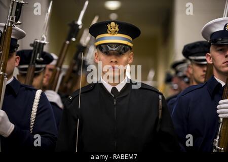 La 1ère Armée américaine, le Lieutenant Jose Pernia, Garde d'honneur de l'armée américaine tirant parti présidentiel chef de section, des promenades dans le centre d'une garde d'honneur des Forces armées communes cordon lors de la 58e Cérémonie d'investiture à Washington, D.C., le 20 janvier 2017. Plus de 5 000 membres de toutes les branches des forces armées des États-Unis, y compris les réserves et les composants de la Garde nationale, à condition que l'appui de cérémonie et l'appui de la défense aux autorités civiles au cours de la première période. Banque D'Images