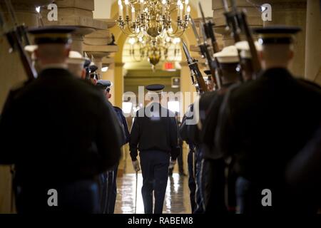 La 1ère Armée américaine, le Lieutenant Jose Pernia, Garde d'honneur de l'armée américaine tirant parti présidentiel chef de section, des promenades dans le centre d'une garde d'honneur des Forces armées communes cordon lors de la 58e Cérémonie d'investiture à Washington, D.C., le 20 janvier 2017. Plus de 5 000 membres de toutes les branches des forces armées des États-Unis, y compris les réserves et les composants de la Garde nationale, à condition que l'appui de cérémonie et l'appui de la défense aux autorités civiles au cours de la première période. Banque D'Images