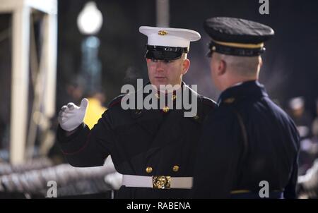 Services armées américaines huissiers discuter du plan conjoint pour la 58e Cérémonie d'investiture à Washington, D.C., le 20 janvier 2017. Plus de 5 000 membres de toutes les branches des forces armées des États-Unis, y compris les réserves et les composants de la Garde nationale, à condition que l'appui de cérémonie et l'appui de la défense aux autorités civiles au cours de la première période. Banque D'Images