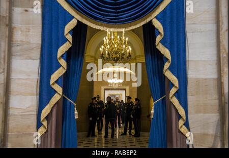 Les membres des services de police et d'attente pour les clients du Capitole pour arriver au Statuary Hall pour le dîner inaugural lors de la 58e Cérémonie d'investiture à Washington, D.C., le 20 janvier 2017. Plus de 5 000 membres de toutes les branches des forces armées des États-Unis, y compris les réserves et les composants de la Garde nationale, à condition que l'appui de cérémonie et l'appui de la défense aux autorités civiles au cours de la première période. Banque D'Images