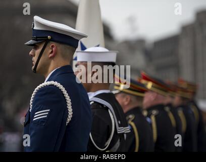 Les membres du service des États-Unis avec les Forces armées et de la garde d'honneur des soldats américains affectés à l'armée américaine Bande 'Pershing's Own' Herald trompettes se tenir en face de la Maison Blanche stand de révision lors de la 58e Cérémonie d'investiture à Washington, D.C., le 20 janvier 2017. Plus de 5 000 membres de toutes les branches des forces armées des États-Unis, y compris les réserves et les composants de la Garde nationale, à condition que l'appui de cérémonie et l'appui de la défense aux autorités civiles au cours de la première période. Banque D'Images