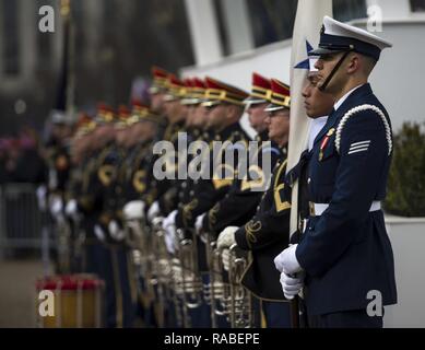 Les membres du service des États-Unis avec les Forces armées et de la garde d'honneur des soldats américains affectés à l'armée américaine Bande 'Pershing's Own' Herald trompettes se tenir en face de la Maison Blanche stand de révision lors de la 58e Cérémonie d'investiture à Washington, D.C., le 20 janvier 2017. Plus de 5 000 membres de toutes les branches des forces armées des États-Unis, y compris les réserves et les composants de la Garde nationale, à condition que l'appui de cérémonie et l'appui de la défense aux autorités civiles au cours de la première période. Banque D'Images