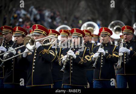 Des soldats américains affectés à l'armée américaine Bande 'Pershing's Own' mars en face de la Maison Blanche stand de révision lors de la 58e Cérémonie d'investiture à Washington, D.C., le 20 janvier 2017. Plus de 5 000 membres de toutes les branches des forces armées des États-Unis, y compris les réserves et les composants de la Garde nationale, à condition que l'appui de cérémonie et l'appui de la défense aux autorités civiles au cours de la première période. Banque D'Images