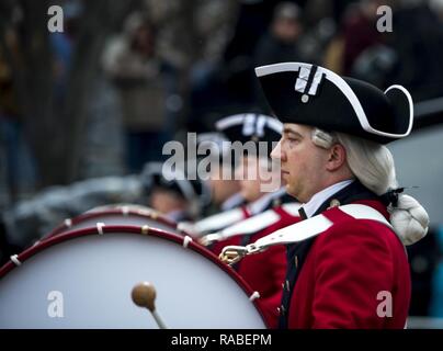 Des soldats américains affectés à la fonction de commandant en chef de la garde du 3e Régiment d'infanterie, aux États-Unis (la vieille garde), passer devant la Maison Blanche stand de révision lors de la 58e Cérémonie d'investiture à Washington, D.C., le 20 janvier 2017. Plus de 5 000 membres de toutes les branches des forces armées des États-Unis, y compris les réserves et les composants de la Garde nationale, à condition que l'appui de cérémonie et l'appui de la défense aux autorités civiles au cours de la première période. Banque D'Images