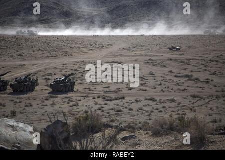 Soldat de l'Armée américaine affecté à la 3e Bataillon, 21e Régiment d'infanterie, de Fort Wainwright, Alaska, participer à divers exercices de formation, Centre de formation national, Ft. Irwin, CA., 19 janvier 2017. Le Centre national d'entraînement dur, réaliste, effectue des opérations terrestres unifiée avec nos partenaires d'action pour préparer les équipes de combat de brigade et d'autres unités pour combattre tout en prenant soin des soldats, des civils, et les membres de la famille. Banque D'Images