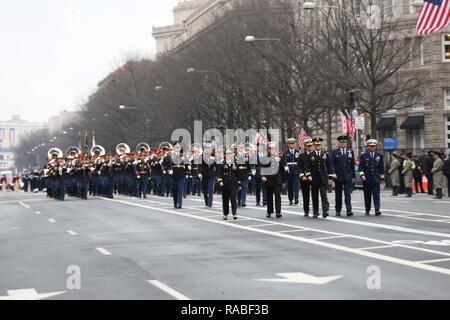 Groupe mixte de la région de la capitale Force-National les commandants de composante de l'armée américaine dirigée par le général Bradley A. Becker, Centre, mars par Freedom Plaza le long de Pennsylvania Avenue, lors de la 58e Inauguration présidentielle, Washington, D.C., le 20 janvier 2017. Plus de 5 000 membres de toutes les branches des forces armées des États-Unis, y compris les réserves et les composants de la Garde nationale, à condition que l'appui de cérémonie et l'appui de la défense aux autorités civiles au cours de la première période. Banque D'Images