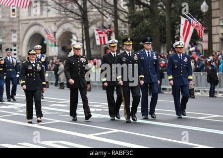 Groupe mixte de la région de la capitale Force-National les commandants de composante de l'armée américaine dirigée par le général Bradley A. Becker, Centre, mars par Freedom Plaza le long de Pennsylvania Avenue, lors de la 58e Inauguration présidentielle, Washington, D.C., le 20 janvier 2017. Plus de 5 000 membres de toutes les branches des forces armées des États-Unis, y compris les réserves et les composants de la Garde nationale, à condition que l'appui de cérémonie et l'appui de la défense aux autorités civiles au cours de la première période. Banque D'Images
