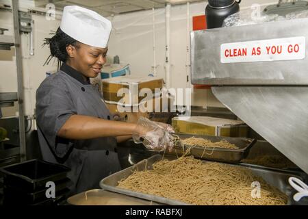 Océan Pacifique (jan. 20, 2017) 3ème classe spécialiste culinaire prépare le souper Dyson Jasmine pour l'équipage de la classe Ticonderoga croiseur lance-missiles USS Lake Champlain (CG 57). Le lac Champlain est en fonction d'un programme de déploiement de l'ouest du Pacifique avec le groupe aéronaval du Carl Vinson dans le cadre de la flotte américaine du Pacifique visant à étendre la commande et des fonctions de contrôle des États-unis 3e Flotte de l'Indo-Asia-région du Pacifique. Banque D'Images
