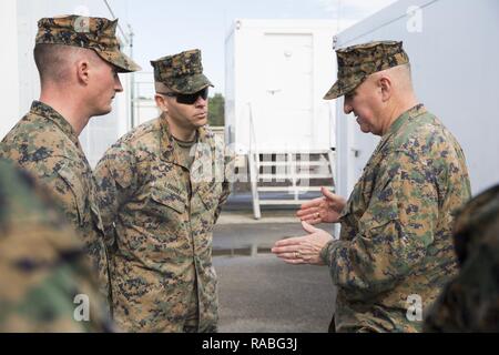 Le général du Corps des Marines américain Glenn Walters, Commandant adjoint de la Marine Corps, droite, parle avec le sergent d'artillerie. Joseph Lowery, maître canonnier, 2e Bataillon, 2e Division de marines, en ce qui concerne le système d'entraînement au tir avancé lors d'une visite au Camp Lejeune, N.C., le 26 janvier 2017. Le but de la visite était d'accroître la sensibilisation et les capacités de simulation au sol et la formation sur simulateur systèmes à l'appui des forces opérationnelles la préparation au combat. Banque D'Images