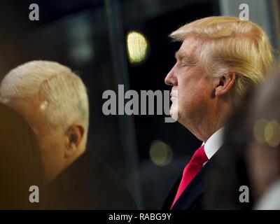 Le président américain, Donald J. Trump regarde les participants de la Maison Blanche stand de révision lors de la 58e parade d'investiture présidentielle à Washington, D.C., le 20 janvier 2017. Plus de 5 000 membres de toutes les branches des forces armées des États-Unis, y compris les réserves et les composants de la Garde nationale, à condition que l'appui de cérémonie et l'appui de la défense aux autorités civiles au cours de la première période. Banque D'Images