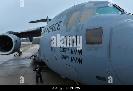 Tech. Le Sgt. Joey Whatley, 721e Escadron de maintenance d'aéronefs technicien de propulsion des avions, marshals un atteindre la plate-forme de maintenance jusqu'à un C-17 Globemaster III à la base aérienne de Ramstein, en Allemagne, le 24 janvier 2017. En moyenne, la 721e AMXS inspecte, services, réparations et 30 appareils en une seule journée. Le 721e AMXS fait partie de l'Air Mobility Command Air 521e aile des opérations de mobilité. Banque D'Images