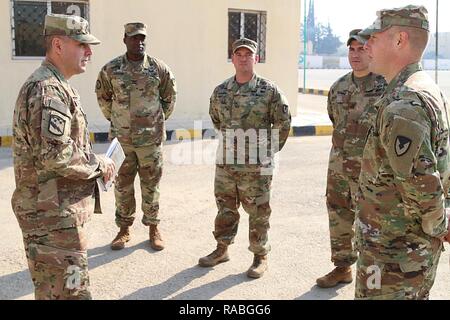 Le Sgt commande. Le Major Eric C. Dostie, de l'armée américaine, le sergent-major de commandement central parle avec des soldats affectés à l'armée américaine d'assistance à la commande qui suit l'obtention du diplôme de 30 Forces armées arabes Jordanie- sous-officiers de l'armée dirigée par les États-Unis d'un cours de formation de formateur, le 19 janvier 2017, en Jordanie. La deuxième de trois classes organisé par le JAF et du commandement central américain, Programme d'aide militaire, le cours a pour but de promouvoir et de faire respecter les valeurs fondamentales sous-officier et d'améliorer les capacités de leadership des dirigeants de la JAF a fait appel. Au cours de la troisième phase du programme, le haut de la JAF sous-officiers de Banque D'Images