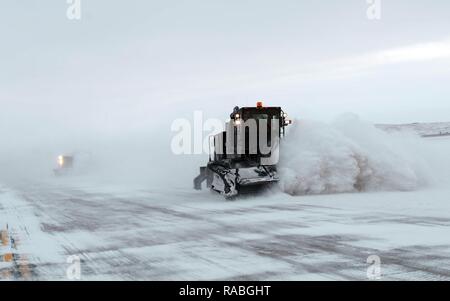 Le personnel du 28e Escadron de génie civil enlever la neige à partir de la ligne de vol à Ellsworth Air Force Base, S.D., le 25 janvier 2017. Avec plus de trois millions de mètres carrés de ligne de vol, les ingénieurs civils, également connu comme "la saleté Boyz", ont éliminé plus de 20 pouces de neige cette saison seulement. Banque D'Images