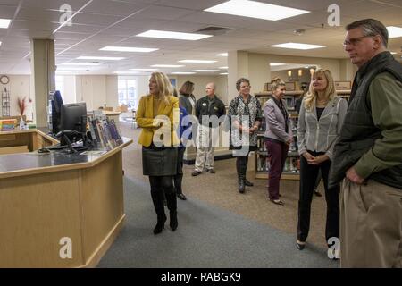 Mme Gail Walters, à gauche, l'épouse du Commandant adjoint du Corps des Marines, le général Glenn M. Walters, visites à la bibliothèque au Marine Corps Air Station (MCAS) Cherry Point, 27 janvier 2016. Mme Walters visité MCAS Cherry Point pour voir les installations et les programmes offerts aux Marines et les familles. Banque D'Images