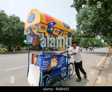 New Delhi, 15 août 2018 : Un vendeur de crème glacée Crème pousse son panier de Bell dans les rues de New Delhi le jour de l'indépendance 2018 Banque D'Images