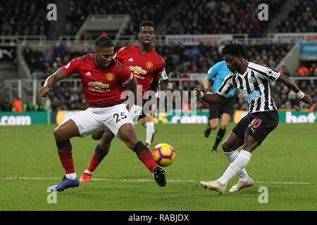 Newcastle Upon Tyne, au Royaume-Uni. 2 Jan, 2019. 2 Jan, 2019. Luis Antonio Valencia de Manchester United bloque une croix de Newcastle United's Christian Atsu au cours de la Premier League match entre Newcastle United et Manchester United à St James Park, Newcastle Le mercredi 2 janvier 2019. Crédit : MI News & Sport /Alamy Live News Banque D'Images