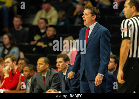 Winston-Salem, NC, USA. 2 Jan, 2019. Big Red de Cornell entraîneur en chef Brian Earl durant la partie de basket-ball de NCAA à LJVM Coliseum de Winston-Salem, NC. (Scott Kinser/Cal Sport Media) Credit : csm/Alamy Live News Banque D'Images