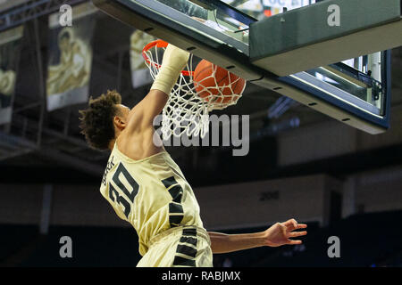 Winston-Salem, NC, USA. 2 Jan, 2019. Centre de Wake Forest Demon Diacres Olivier Sarr (30) dunks dans le match de basket-ball de NCAA à LJVM Coliseum de Winston-Salem, NC. (Scott Kinser/Cal Sport Media) Credit : csm/Alamy Live News Banque D'Images