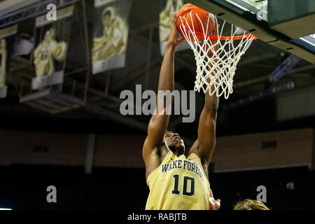 Winston-Salem, NC, USA. 2 Jan, 2019. Service Démon des forêts avant de diacres Jaylen Hoard (10) smash au match de basket-ball de NCAA à LJVM Coliseum de Winston-Salem, NC. (Scott Kinser/Cal Sport Media) Credit : csm/Alamy Live News Banque D'Images