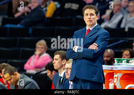 Winston-Salem, NC, USA. 2 Jan, 2019. Big Red de Cornell entraîneur en chef Brian Earl regarde le match de basket-ball de NCAA à LJVM Coliseum de Winston-Salem, NC. (Scott Kinser/Cal Sport Media) Credit : csm/Alamy Live News Banque D'Images