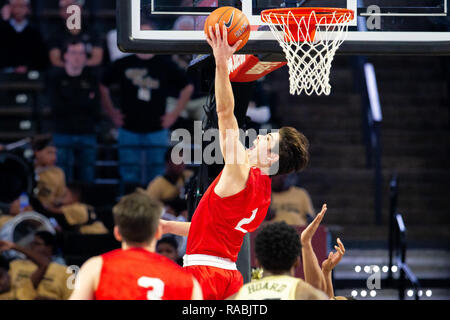 Winston-Salem, NC, USA. 2 Jan, 2019. La Cornell Big Red guard Jake Kuhn (2) vaut pour le désarmement dans le match de basket-ball de NCAA à LJVM Coliseum de Winston-Salem, NC. (Scott Kinser/Cal Sport Media) Credit : csm/Alamy Live News Banque D'Images