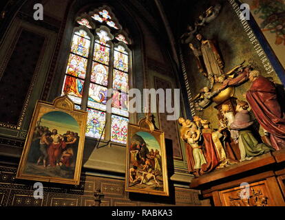 Images de saints vu l'intérieur d'une basilique avec dans la forteresse. Vyšehrad est une forteresse historique situé dans la ville de Prague, sur la rive droite de la rivière Vltava. Il a été construit au 10ème siècle. Situé à l'intérieur de la forteresse est la basilique de Saint Pierre et Saint Paul, ainsi que le cimetière de Vyšehrad, contenant les restes d'un grand nombre de personnes célèbres de l'histoire tchèque. Banque D'Images
