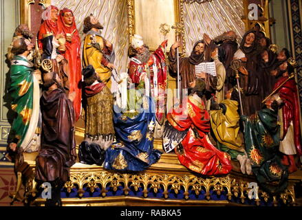 Images de saints vu l'intérieur d'une basilique avec dans la forteresse. Vyšehrad est une forteresse historique situé dans la ville de Prague, sur la rive droite de la rivière Vltava. Il a été construit au 10ème siècle. Situé à l'intérieur de la forteresse est la basilique de Saint Pierre et Saint Paul, ainsi que le cimetière de Vyšehrad, contenant les restes d'un grand nombre de personnes célèbres de l'histoire tchèque. Banque D'Images