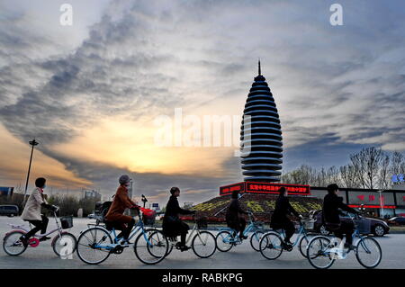 (190103) -- BEIJING, 3 janvier 2019 (Xinhua) -- Les citoyens ride dans Xiongan Rongcheng County de nouveau, au nord de la Chine dans la province du Hebei, le 29 mars 2018. Les autorités centrales de la Chine ont approuvé le plan directeur pour Xiongan 2018-2035 Nouveau domaine, soulignant que sa création est importante pour le développement de haute qualité et la construction de la système économique moderne. Le plan a été approuvé par le Comité central du Parti communiste chinois (PCC) et le Conseil d'État. Le plan directeur est la ligne directrice pour l'élaboration, la construction et la gestion de la nouvelle zone Xiongan et shoul Banque D'Images