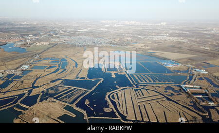 (190103) -- BEIJING, 3 janvier 2019 (Xinhua) -- photo aérienne prise le 7 décembre 2018 présente le lac Baiyangdian dans Xiongan nouveau domaine de la Chine du Nord, Province de Hebei. Les autorités centrales de la Chine ont approuvé le plan directeur pour Xiongan 2018-2035 Nouveau domaine, soulignant que sa création est importante pour le développement de haute qualité et la construction de la système économique moderne. Le plan a été approuvé par le Comité central du Parti communiste chinois (PCC) et le Conseil d'État. Le plan directeur est la ligne directrice pour l'élaboration, la construction et la gestion de l'Xiongan Nouvel Ar Banque D'Images