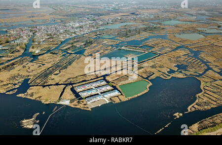 (190103) -- BEIJING, 3 janvier 2019 (Xinhua) -- photo aérienne prise le 29 mars 2018 montre un village au milieu du lac Baiyangdian dans Xiongan nouveau domaine de la Chine du Nord, Province de Hebei. Les autorités centrales de la Chine ont approuvé le plan directeur pour Xiongan 2018-2035 Nouveau domaine, soulignant que sa création est importante pour le développement de haute qualité et la construction de la système économique moderne. Le plan a été approuvé par le Comité central du Parti communiste chinois (PCC) et le Conseil d'État. Le plan directeur est la ligne directrice pour le développement, la construction et la gestion des t Banque D'Images