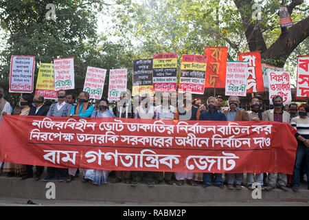 Dhaka, Bangladesh. 3 janvier 2019. Les militants de gauche du Bangladesh porter tissu noir sur la bouche pour protester contre la victoire de la frauduleuse aurait posé d'Awami dans la récente élection générale à Dhaka, Bangladesh, 03 janvier 2019. Sheikh Hasina a remporté 98  % des sièges dans l'élection le 30 décembre 2018, les politiciens de l'opposition qui demande a été monté que par la décision d'Awami afin d'offrir l'enregistrement d'un quatrième mandat en tant que chef du Bangladesh. Zakir Hossain Chowdhury Crédit : zakir/Alamy Live News Banque D'Images