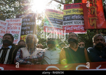 Dhaka, Bangladesh. 3 janvier 2019. Les militants de gauche du Bangladesh porter tissu noir sur la bouche pour protester contre la victoire de la frauduleuse aurait posé d'Awami dans la récente élection générale à Dhaka, Bangladesh, 03 janvier 2019. Sheikh Hasina a remporté 98  % des sièges dans l'élection le 30 décembre 2018, les politiciens de l'opposition qui demande a été monté que par la décision d'Awami afin d'offrir l'enregistrement d'un quatrième mandat en tant que chef du Bangladesh. Zakir Hossain Chowdhury Crédit : zakir/Alamy Live News Banque D'Images