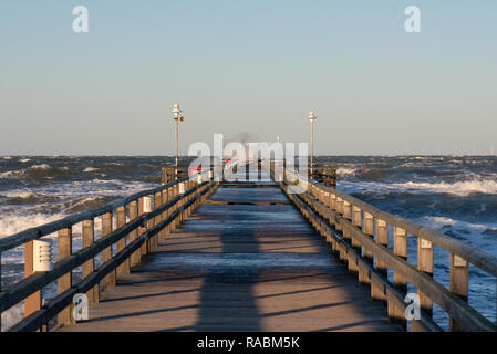 Prerow, Allemagne. 2 Jan 2019. Prerow, Allemagne : la première tempête de l'année fortement endommagé le pont dans la mer. Perow Les masses d'eau expulsé plusieurs planches en bois. En raison des blessures, il n'est actuellement pas autorisé à pénétrer dans l'embarcadère. Prerow est une destination touristique populaire sur la côte de la mer Baltique allemande. Credit : Mattis Kaminer/Alamy Live News Banque D'Images