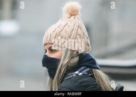 Londres, Royaume-Uni. 3 janvier, 2019. Les piétons en vêtements d'hiver brave le gel froid à Trafalgar Square avec la baisse des températures à 1 degrés celsius et d'un front froid devrait Crédit : amer ghazzal/Alamy Live News Banque D'Images