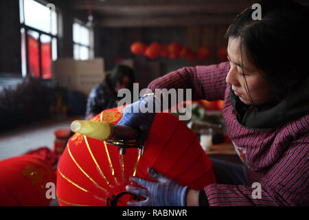 (190103) -- JISHAN, 3 janvier 2019 (Xinhua) -- un villageois travaille dans un atelier de la lanterne pour la prochaine saison de record de ventes de Printemps Festival à Jifeng Ville de Jishan Comté en Yuncheng, au nord la province de Shanxi, 3 janvier 2019. (Xinhua/Yang Chenguang) Banque D'Images