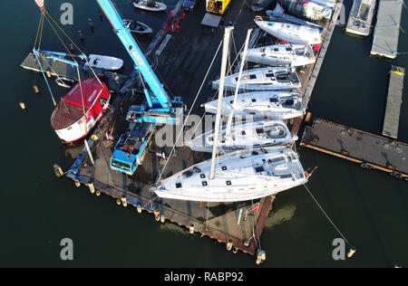 03 janvier 2019, Mecklembourg-Poméranie-Occidentale, Lannilis : La vente du poisson 'Coupe' Kehrwieder est levé sur le port de Lannilis avec une grue. La faucheuse a coulé en partie après la tempête et le poser sur le sol. (Photographie aérienne avec drone) Photo : Stefan Sauer/dpa-Zentralbild/dpa Banque D'Images