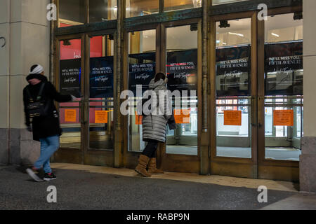 New York, USA. 2 Jan 2019. Les acheteurs en dehors de la nostalgie maintenant fermé Lord & Taylor department store à New York sur c'est dernier jour, le mercredi, Janvier 2, 2019. La Hudson's Bay Company, propriétaire de Lord & Taylor, a vendu l'immeuble à la société WeWork de co-working et fermé ce 104 ans store. Leurs autres 47 magasins sont toujours en fonctionnement. (Â© Richard B. Levine) Crédit : Richard Levine/Alamy Live News Banque D'Images