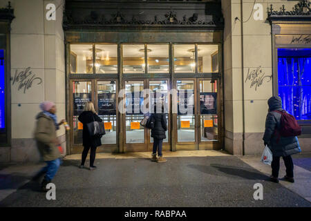 New York, USA. 2 Jan 2019. Les acheteurs en dehors de la nostalgie maintenant fermé Lord & Taylor department store à New York sur c'est dernier jour, le mercredi, Janvier 2, 2019. La Hudson's Bay Company, propriétaire de Lord & Taylor, a vendu l'immeuble à la société WeWork de co-working et fermé ce 104 ans store. Leurs autres 47 magasins sont toujours en fonctionnement. (© Richard B. Levine) Crédit : Richard Levine/Alamy Live News Banque D'Images