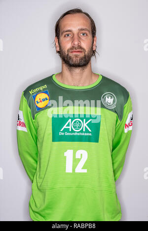 Hambourg, Allemagne. 06Th Jan, 2019. Silvio Heinevetter, gardien de l'équipe nationale allemande de handball, regarde vers l'appareil photo du photographe lors d'un événement médiatique de la Fédération allemande de Handball (DHB). Axel Heimken Crédit :/dpa/Alamy Live News Banque D'Images