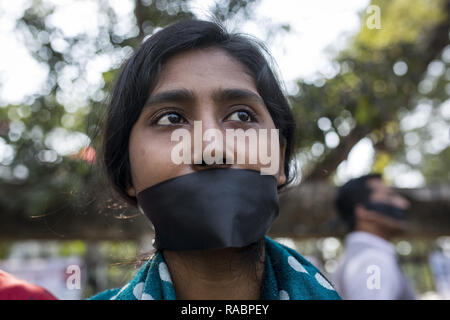 3 janvier 2019 - Dhaka, Bangladesh Bangladesh - Usure des militants de gauche de tissu noir sur la bouche pour protester contre la victoire de la frauduleuse aurait posé d'Awami dans la récente élection générale, à Dhaka, au Bangladesh. Sheikh Hasina a remporté 98  % des sièges dans l'élection le 30 décembre 2018, les politiciens de l'opposition qui demande a été monté que par la décision d'Awami afin d'offrir l'enregistrement d'un quatrième mandat en tant que chef du Bangladesh. (Crédit Image : © Zakir Hossain Chowdhury/Zuma sur le fil) Banque D'Images