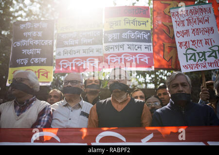3 janvier 2019 - Dhaka, Bangladesh Bangladesh - Usure des militants de gauche de tissu noir sur la bouche pour protester contre la victoire de la frauduleuse aurait posé d'Awami dans la récente élection générale, à Dhaka, au Bangladesh. Sheikh Hasina a remporté 98  % des sièges dans l'élection le 30 décembre 2018, les politiciens de l'opposition qui demande a été monté que par la décision d'Awami afin d'offrir l'enregistrement d'un quatrième mandat en tant que chef du Bangladesh. (Crédit Image : © Zakir Hossain Chowdhury/Zuma sur le fil) Banque D'Images