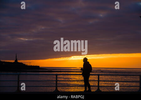 Aberystwyth, Pays de Galles, Royaume-Uni. 06Th Jan, 2019. Météo France : à la fin d'un mat gris et froid jour de janvier le soleil fait une brève apparition en tant qu'elle place sur le Royal Pier à Aberystwyth, sur la côte ouest de la Baie de Cardigan au Pays de Galles. Crédit photo : Keith morris/Alamy Live News Banque D'Images