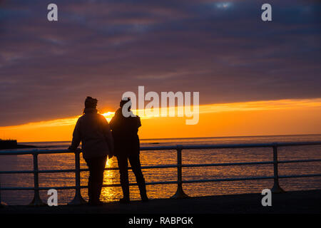 Aberystwyth, Pays de Galles, Royaume-Uni. 06Th Jan, 2019. Météo France : à la fin d'un mat gris et froid jour de janvier le soleil fait une brève apparition en tant qu'elle place sur le Royal Pier à Aberystwyth, sur la côte ouest de la Baie de Cardigan au Pays de Galles. Crédit photo : Keith morris/Alamy Live News Banque D'Images