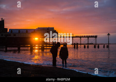 Aberystwyth, Pays de Galles, Royaume-Uni. 06Th Jan, 2019. Météo France : à la fin d'un mat gris et froid jour de janvier le soleil fait une brève apparition en tant qu'elle place sur le Royal Pier à Aberystwyth, sur la côte ouest de la Baie de Cardigan au Pays de Galles. Crédit photo : Keith morris/Alamy Live News Banque D'Images