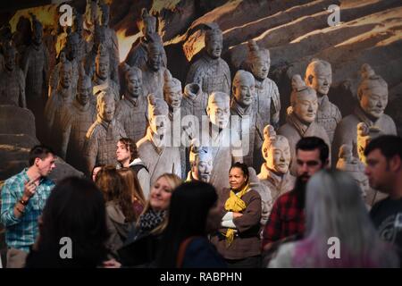 Beijing, USA. 15 Nov, 2017. Les gens attendent pour voir les guerriers de terre cuite lors d'un aperçu de la presse au Virginia Museum of Fine Arts (VMFA) à Richmond, Virginie, États-Unis, le 15 novembre 2017. Credit : Yin Bogu/Xinhua/Alamy Live News Banque D'Images